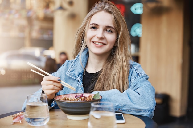 Un blogueur de style de vie fait une critique sur un nouveau restaurant asiatique en ville