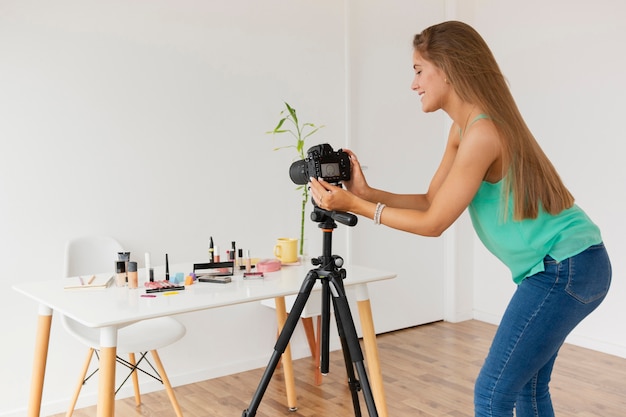 Une blogueuse installe sa caméra