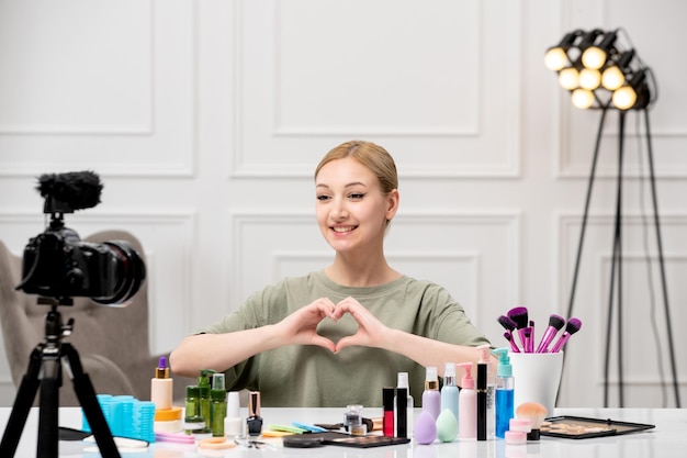 Blogueuse De Maquillage Jeune Jolie Jolie Fille Enregistrant Un Tutoriel De Maquillage Sur La Caméra Envoyant De L'amour