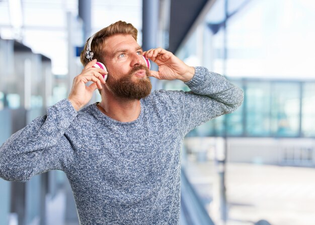 blond homme hipster. heureuse expression