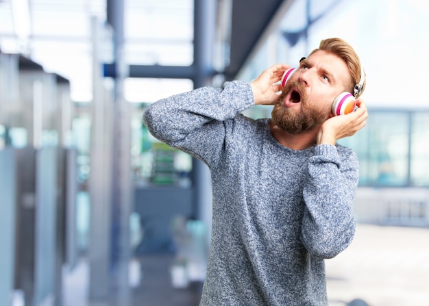 blond homme hipster. heureuse expression