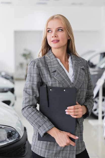 Blonde femme à la recherche de moyen coup