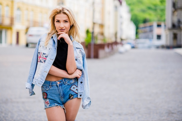 Blonde, fille, debout, rue, poser