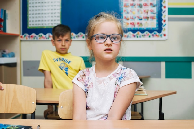 Photo gratuite blonde, fille, lunettes, assise, bureau