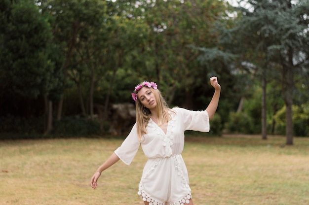 Blonde fille posant dans le parc