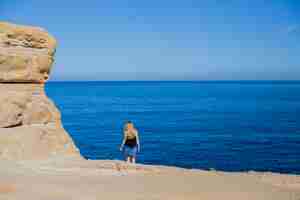 Photo gratuite blonde à la plage