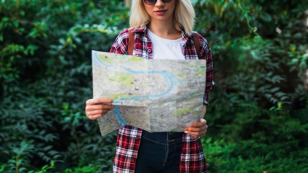 Blonde touriste avec carte