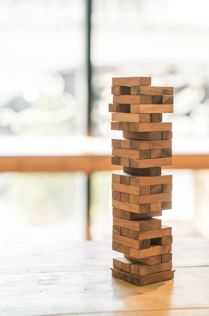 Bloque le jeu en bois (jenga) sur la table en bois