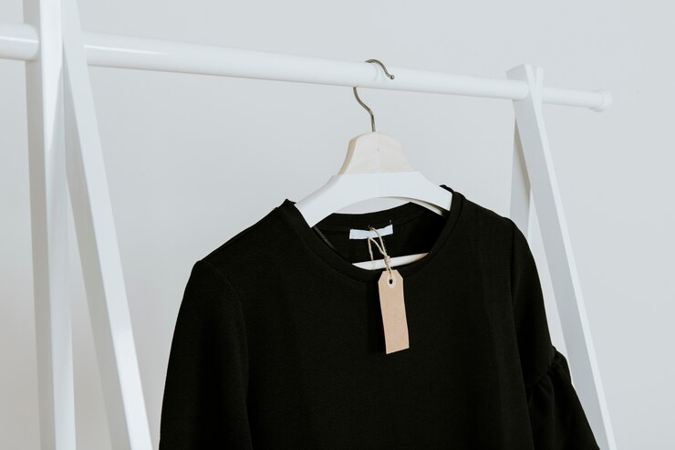 Photo gratuit blouse noire en magasin