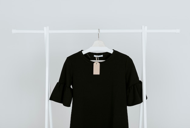 Photo gratuite blouse noire suspendue
