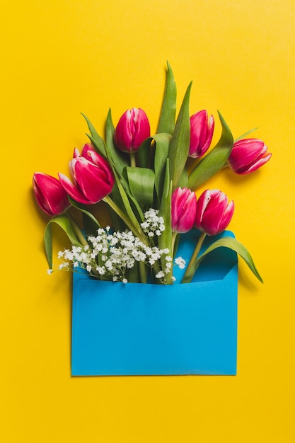 Photo gratuite blue envelope avec des tulipes mignon