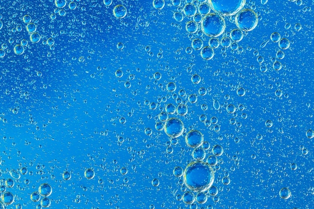 Blue macro bubblescolorful artistique de goutte d'huile flottant sur l'eau