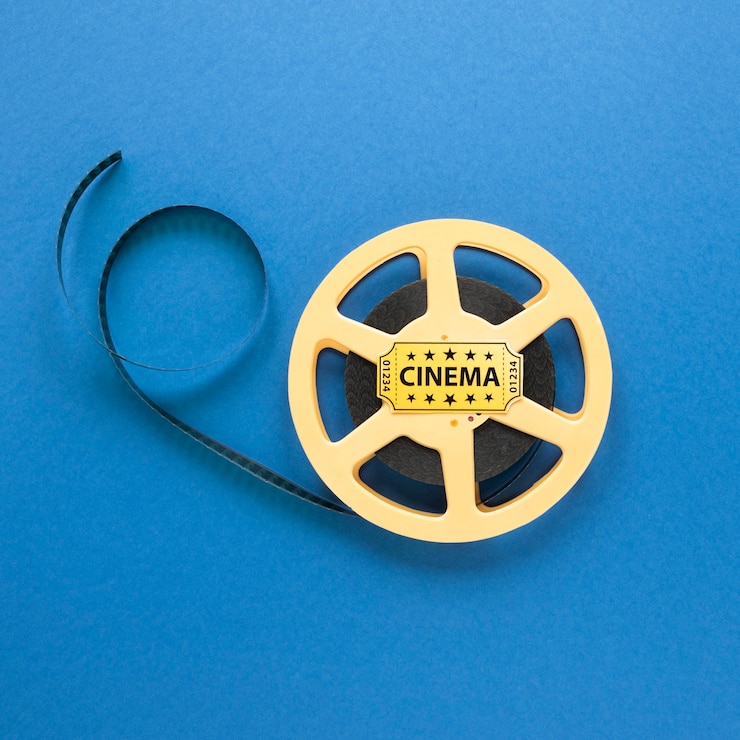 Photo gratuit bobine de film de cinéma sur fond bleu