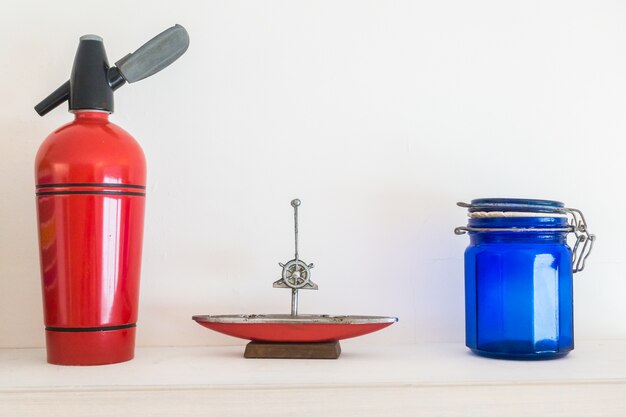 bocal en verre bleu et siphon