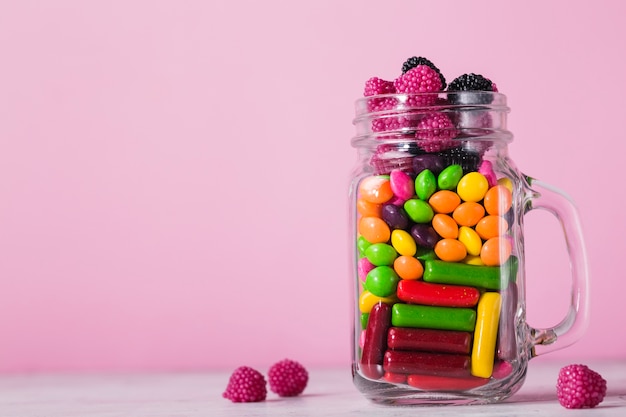 Bocal en verre avec des bonbons