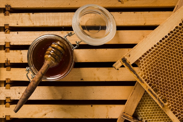 Photo gratuite bocal en verre vue de dessus plein de miel