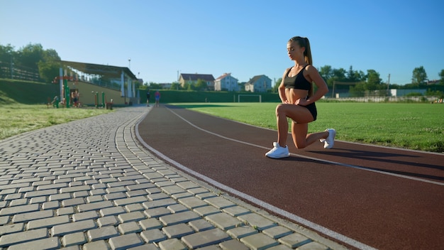 Photo gratuite bodybuilder féminin pratiquant des fentes au stade