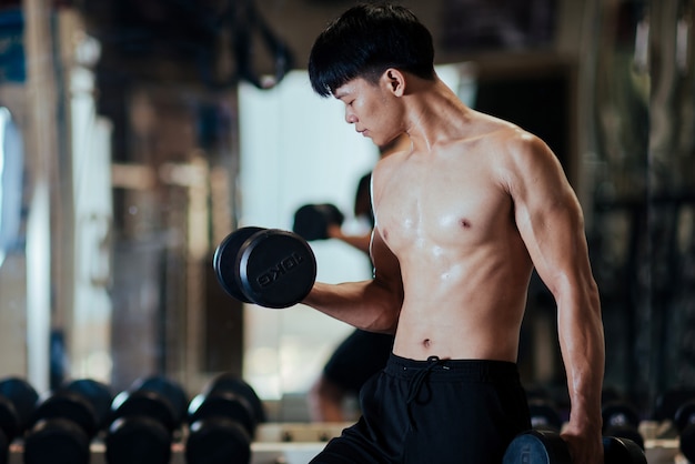 Bodybuilder fort avec des muscles deltoïdes parfaits
