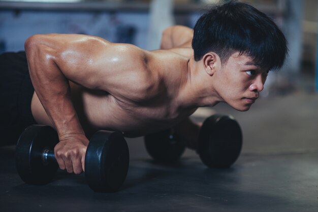 Bodybuilder fort avec des muscles deltoïdes parfaits