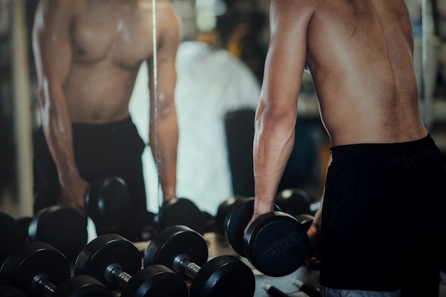 Bodybuilder fort avec des muscles deltoïdes parfaits