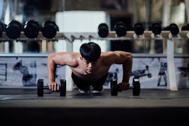 Bodybuilder fort avec des muscles deltoïdes parfaits