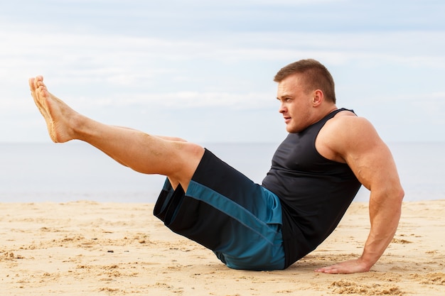 Bodybuilder sur la plage