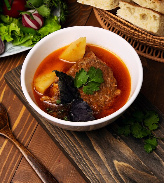 Bœuf, ragoût d'agneau, soupe bosbash avec pommes de terre, basilic et persil à la sauce tomate.