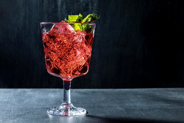 Boire avec des fruits sur la table