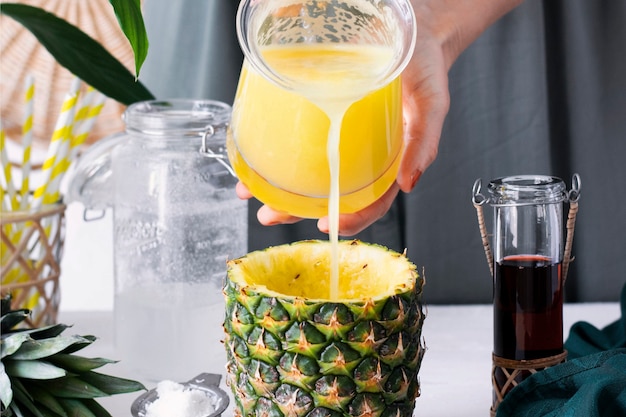 Photo gratuite boisson à l'ananas avec du sirop de canneberge à la noix de coco étape par étape