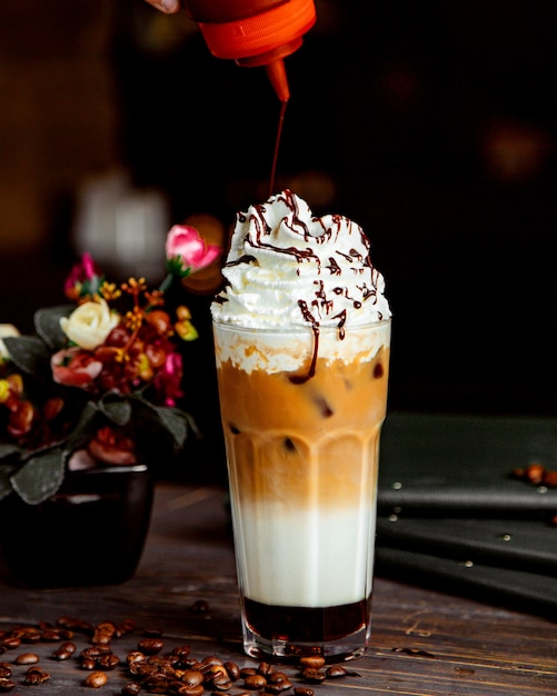 Boisson au café avec beaucoup de crème fouettée