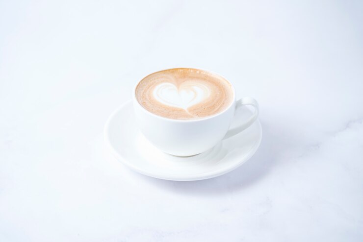 Photo gratuit boisson au café avec crème fouettée sur le dessus