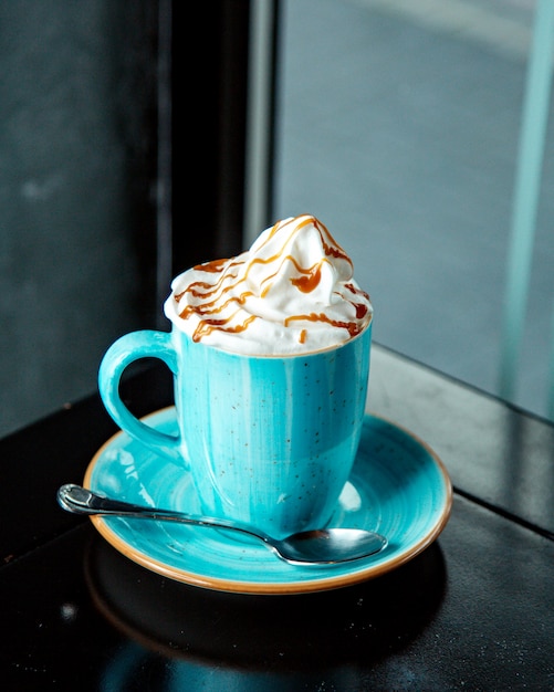 Boisson au café avec crème fouettée et sirop de caramel