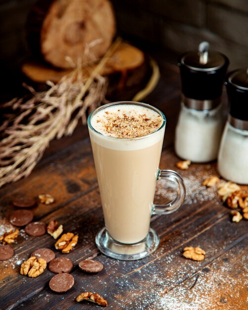 Boisson au café garnie de biscuits écrasés et de noix