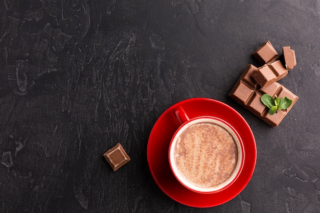 Photo gratuite boisson au chocolat chaud à plat