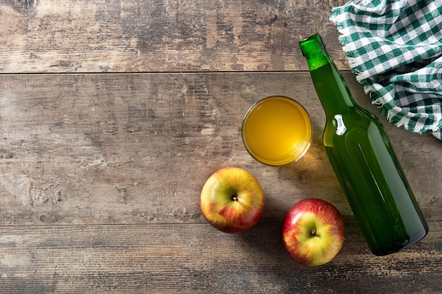 Photo gratuite boisson au cidre de pomme sur table en bois