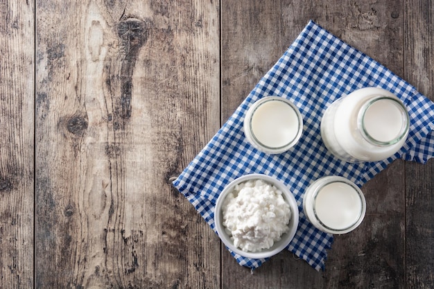 Boisson au kéfir de lait sur table en bois