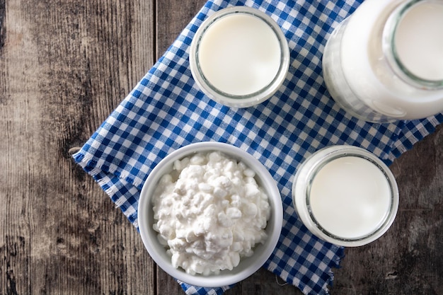 Boisson au kéfir de lait sur table en bois