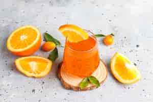 Photo gratuite boisson aux graines de basilic orange.