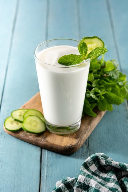 Boisson ayran à la menthe et au concombre en verre