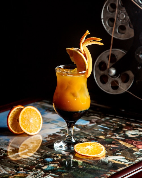 Photo gratuite boisson à base d'orange avec de la glace