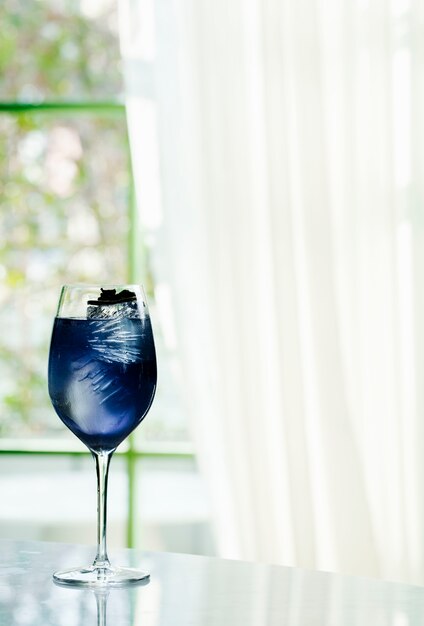 boisson bleue avec beaucoup de glace