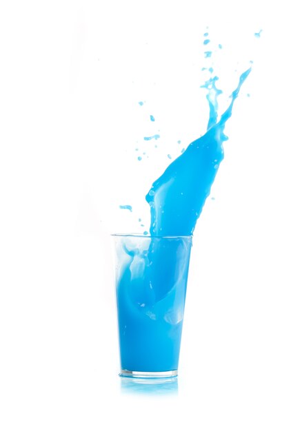 boisson bleue tombant dans la glace