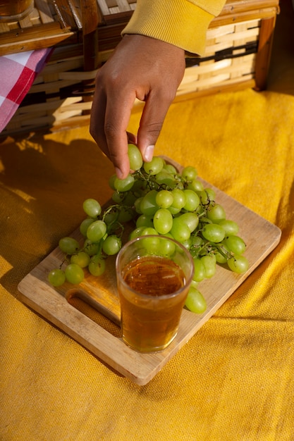 Photo gratuite boisson brésilienne au guarana et aux raisins