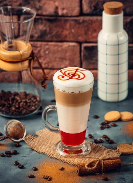 Boisson café au lait avec du sirop de fraise.