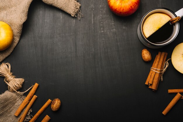 Photo gratuite boisson et cannelle près du tissu