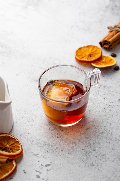 Boisson chaude à angle élevé avec des ingrédients