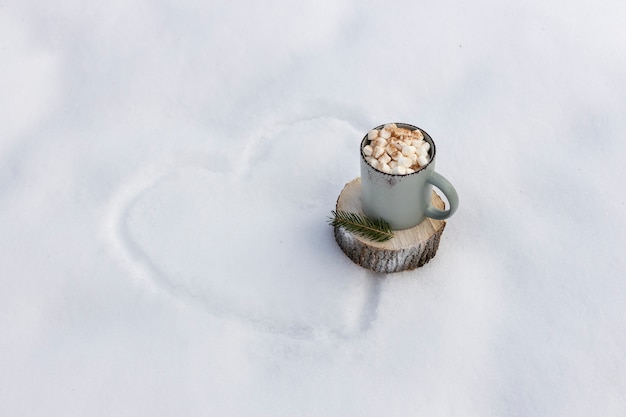 Photo gratuite boisson chaude à angle élevé avec de la neige