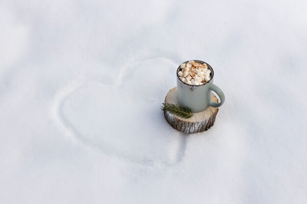 Boisson chaude à angle élevé avec de la neige