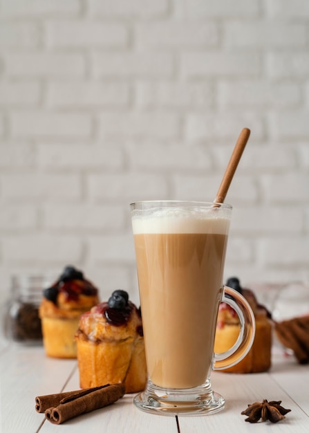 Boisson chaude et brioches à la cannelle