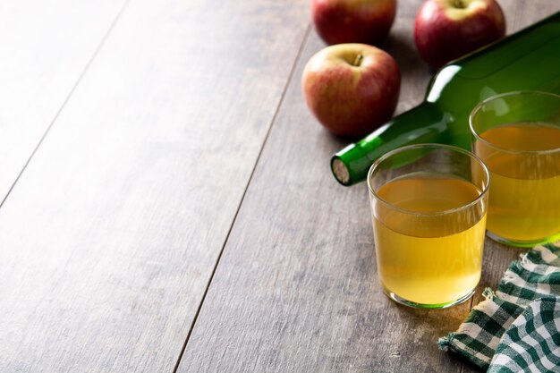 Boisson de cidre de pomme sur table en bois rustique